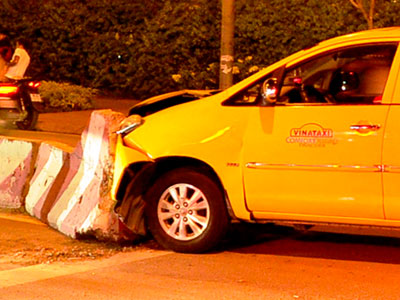 Gia đình Việt kiều Pháp gặp nạn trong taxi