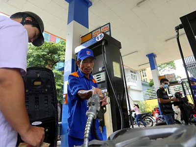 Giá xăng giảm thấp, Petrolimex tiếp tục lãi khủng