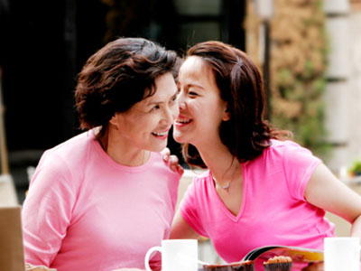 "Ngạt thở" vì mẹ chồng quá… yêu con dâu!