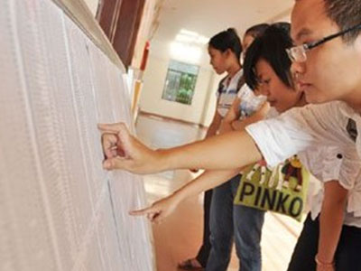 Ngày cuối xét tuyển NV1: Thí sinh bật khóc trước giờ "khóa sổ"