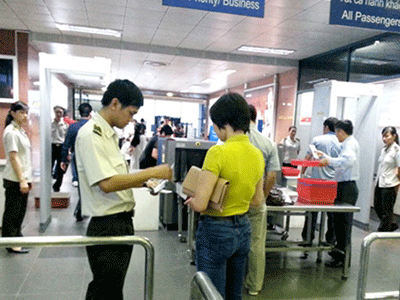 Nữ khách giả giấy tờ nhân thân đi máy bay Vietnam Airlines