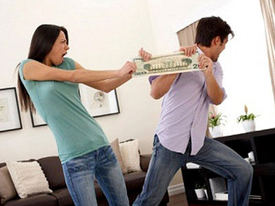 Phát điên vì cả họ nhà chồng coi con dâu là… cây ATM
