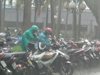 Thí sinh TPHCM đội mưa đi rút - nộp hồ sơ