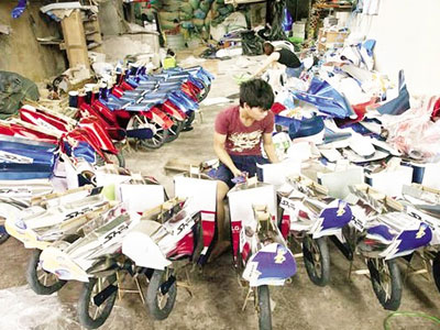 Bỏ tiền triệu mua “hàng hiệu” cho người cõi âm
