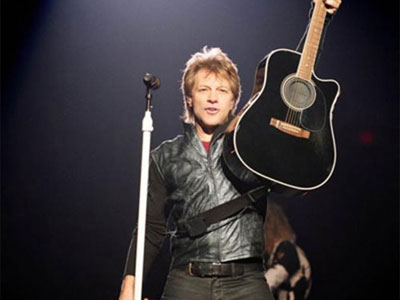 Bon Jovi hát "Ánh trăng nói hộ lòng tôi" mừng lễ Thất tịch