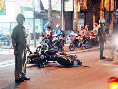 Hai xe máy tông nhau trong đêm, đôi nam nữ nguy kịch