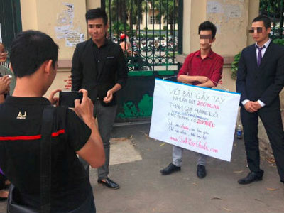 Xôn xao thanh niên trưng biển "mời chào" viết bài 200 triệu/tháng