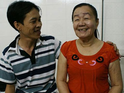 Nghẹn ngào chuyện tình yêu của "cô gái hóa bà lão" vừa qua đời