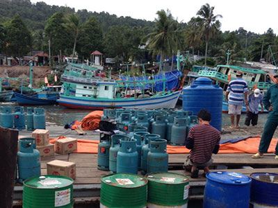 Bình gas phát nổ trên tàu hất văng 3 công nhân