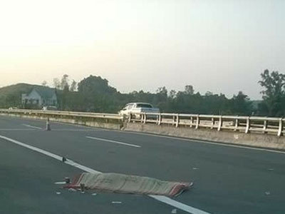 Đứng đợi xe khách trên cao tốc, mẹ chết con nhập viện