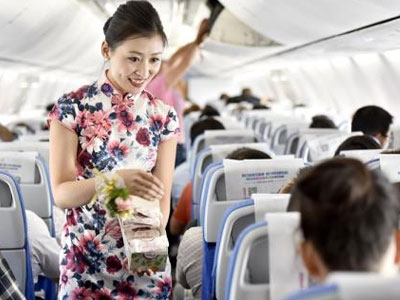 Hành khách bị bắt giam vì đòi tiếp viên trưởng cởi quần trên máy bay