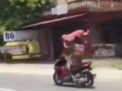 Truy tìm "quái xế" lái xe bằng chân phóng vun vút trên QL 5
