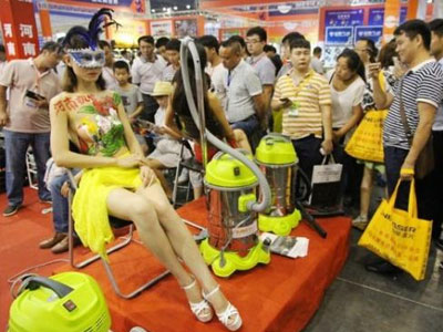 Chiêu "hút" khách bằng cách thuê người mẫu không mặc gì ngồi bên sản phẩm