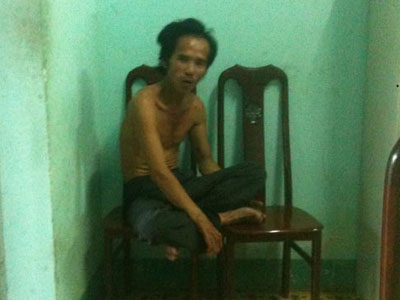 Khỏa thân ra đường, chửi công an vì được... cho ăn quá no!