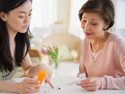 Khóc ròng vì bị mẹ chồng cấm sinh con trong tháng 7