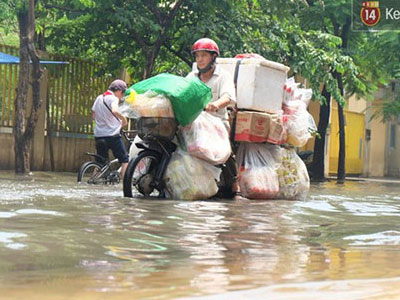 Người Hà Nội bì bõm lội nước sau cơn mưa lớn