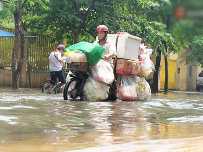 Người Hà Nội bì bõm lội nước sau cơn mưa lớn