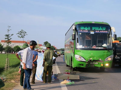Người phụ nữ bị kéo lê 50 m tại "điểm đen" giao thông