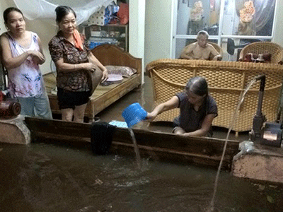 Phố phường Hà Nội ngập sâu sau cơn mưa lớn