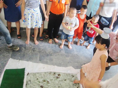 Phụ huynh nói gì sau khi cho con trải nghiệm đi trên thảm thủy tinh?