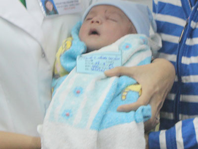 Bé 11 ngày tuổi bị đâm hồi phục hoàn toàn, sắp xuất viện