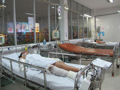 Bé bị mẹ đốt vì bán vé số không hết đang nguy kịch