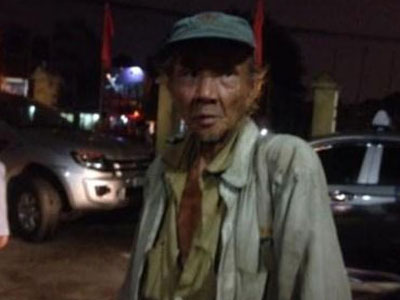 Cụ ông lang thang với chiếc ví rách chứa hơn chục triệu đồng