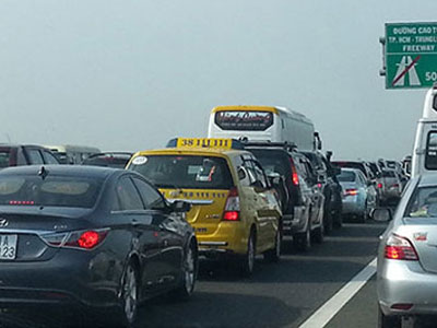 TP.HCM: Phí đăng ký xe dưới 10 chỗ không kinh doanh lên 11 triệu