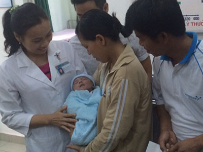 Bé trai bị đâm xuyên não ngủ ngoan khi xuất viện