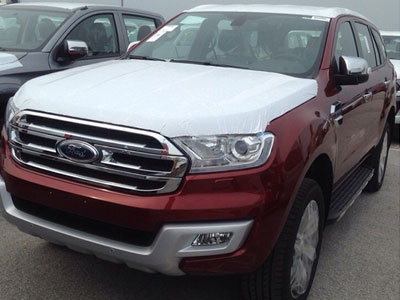 Ford Everest 2015 tay lái thuận bất ngờ xuất hiện tại Việt Nam
