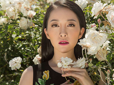 Linh Nga thả dáng trong khu vườn ở Beverly Hills