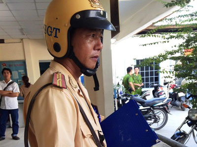 Nghi đạo diễn nổi tiếng ở Sài Gòn hất CSGT lên capo