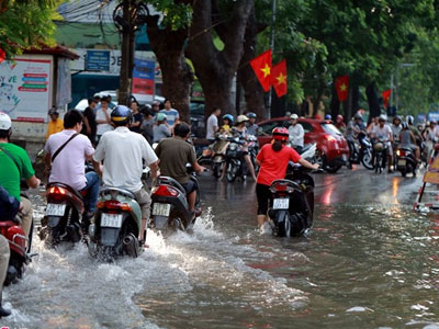 Người Hà Nội lội bì bõm sau trận mưa rào