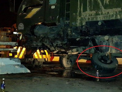 Ôtô tải gãy trục, văng lốp sau cú tông mạnh vào thành cầu