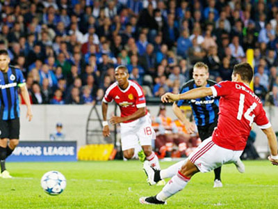 Vì sao Van Gaal ngao ngán khi Chicharito đá hỏng phạt đền?