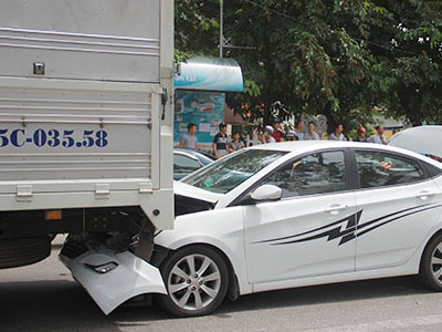 Bốn ôtô tông liên hoàn khi dừng đèn đỏ
