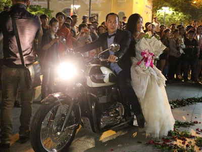 Màn cầu hôn lãng mạn bằng môtô trên phố đi bộ