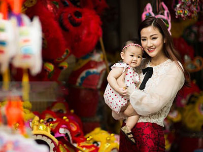 Maya đưa con dạo chơi trên đường phố Hà Nội