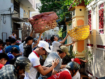 Tranh nhau hứng tiền cúng cô hồn bằng lồng gà ở Sài Gòn