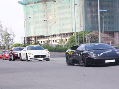 Việt Nam lo tụt hậu vẫn mê đắm hàng xa xỉ