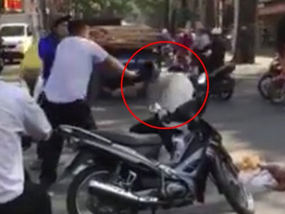 Clip tài xế taxi hành hung người lái xe ôm khiến dân mạng phẫn nộ