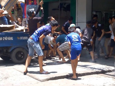 Đánh xe ba gác đi giật đồ cúng cô hồn ở Sài Gòn