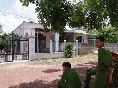 Kinh hoàng: Chờ con đi vắng, giết vợ xong rồi tự sát
