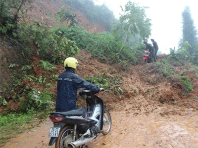Mưa lớn ở Hà Giang, hàng nghìn m3 đất đá tràn xuống đường