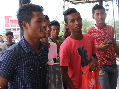 U19 Myanmar nghỉ tập đi mua sắm trước trận gặp U19 Việt Nam