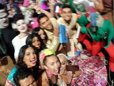 Miley Cyrus tái hiện màn "tự sướng" đình đám tại VMAs 2015