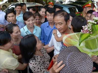 Người thân xúc động đón nguyên Chủ tịch Tập đoàn Bảo Long trong ngày đặc xá