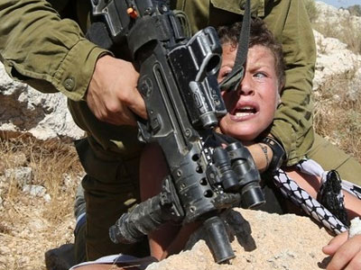 Thế giới phẫn nộ với bức ảnh quân đội Israel dí súng vào đầu trẻ em