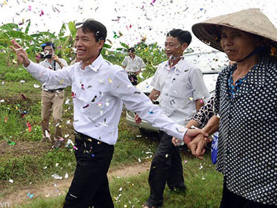 Làng xóm bắc rạp, bắn pháo đón ông Đoàn Văn Vươn