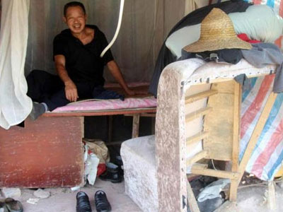 Ngủ gầm cầu, gom tiền mua nhẫn kim cương cho vợ